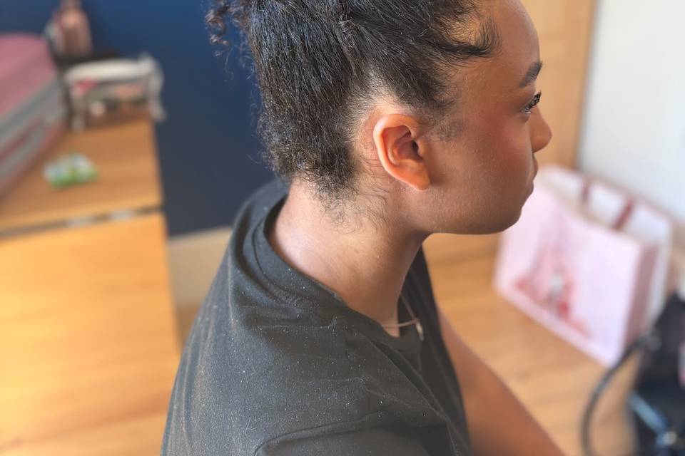 Chignon haut adolescente