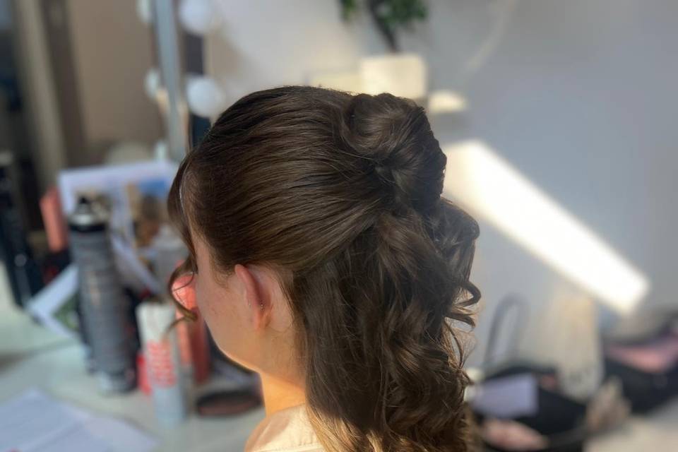 Coiffure témoin demi attache