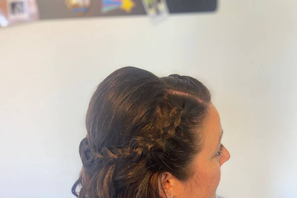 Coiffure demi-attache