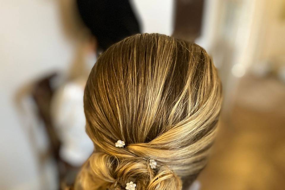 Coiffure sur le côté bouclé