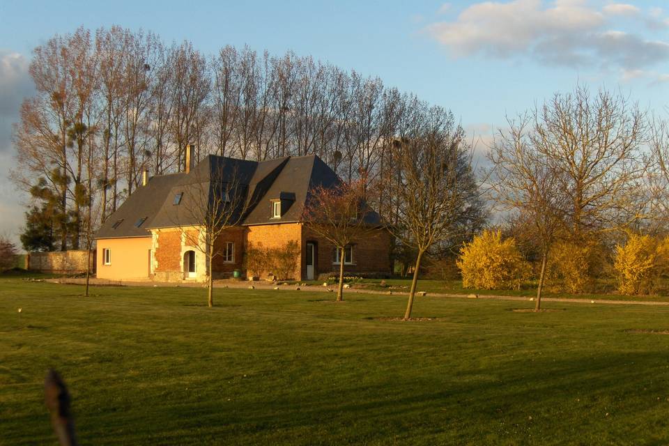 Le Logis vue extérieure au coucher de soleil