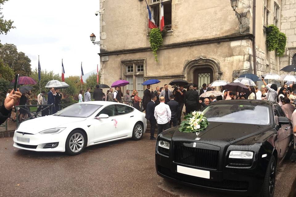 Tesla Model X avec bouquet