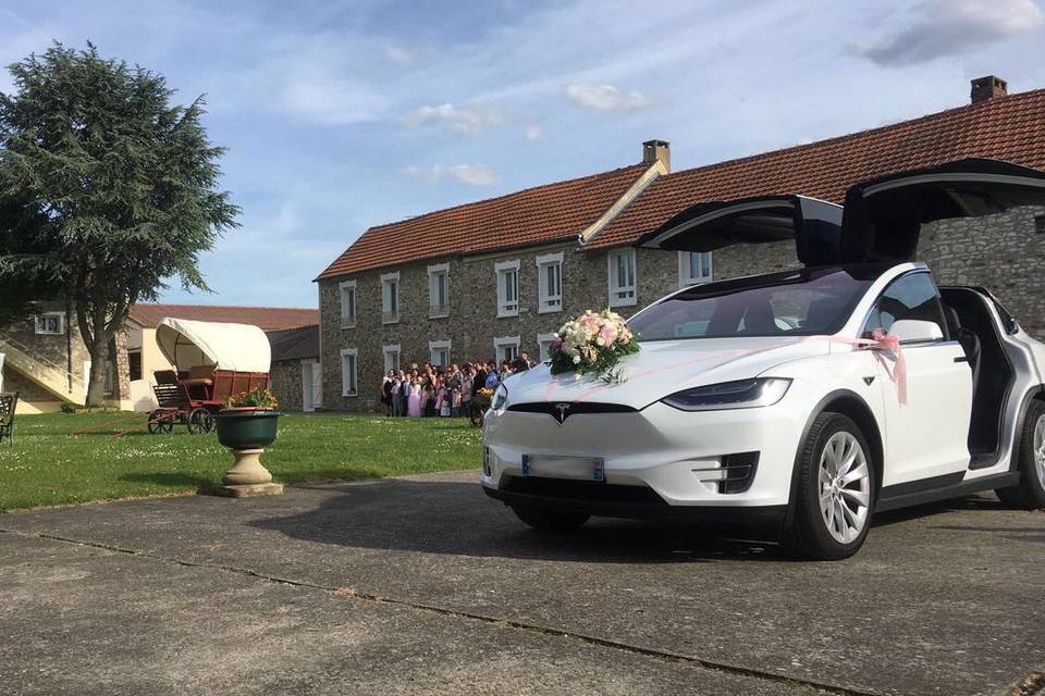 Tesla Model X avec bouquet