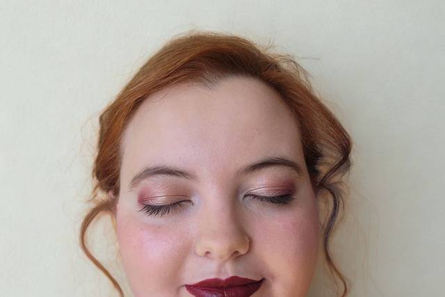 Maquillage robe bordeaux
