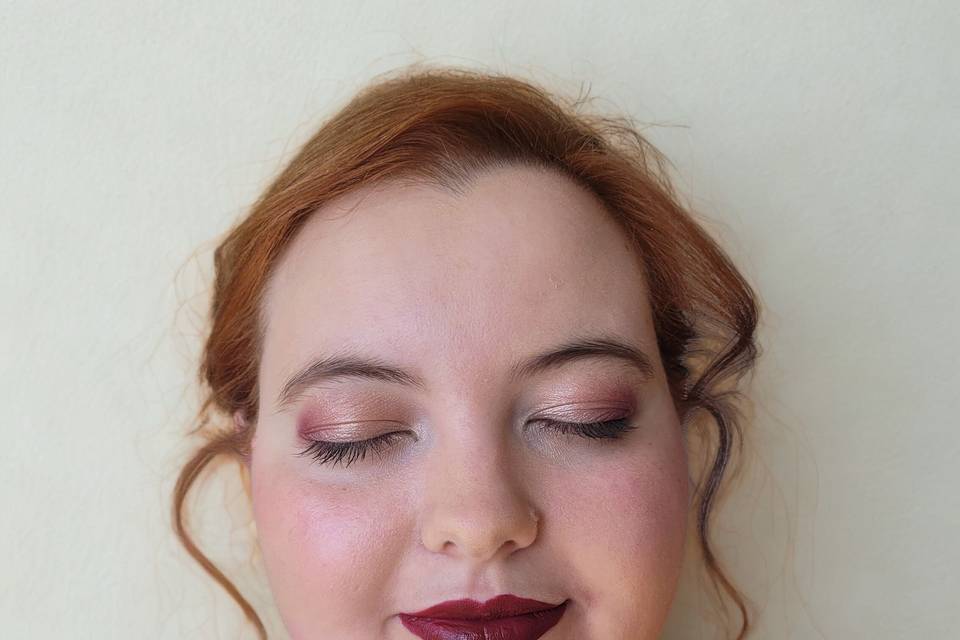 Maquillage robe bordeaux