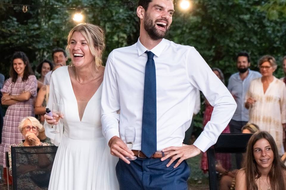 Jeunes mariés et heureux
