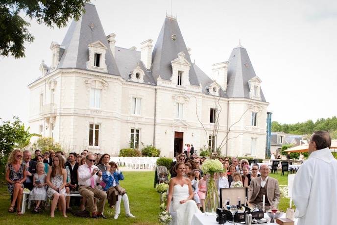 Officiant au château