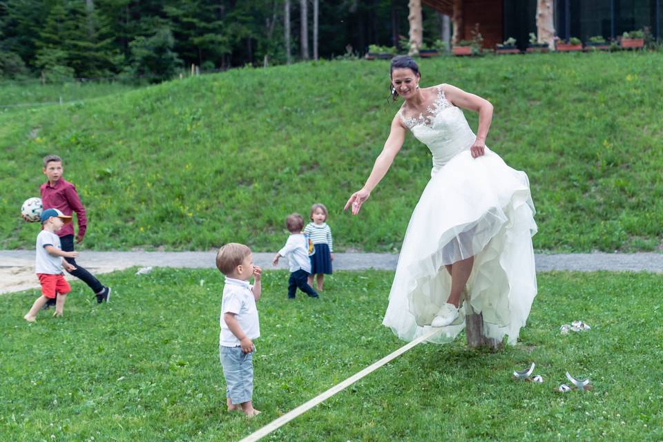 Mariée sportive en slakeline