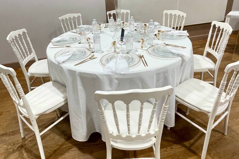 Table full white