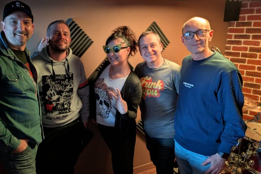 L'équipe en studio