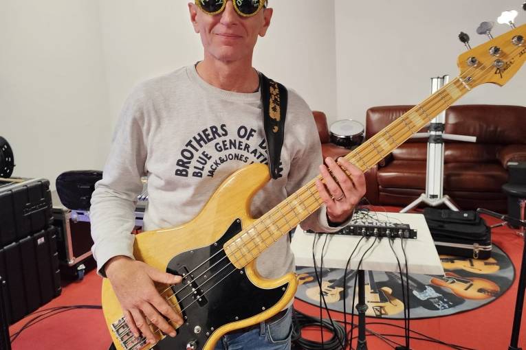 Le bassiste
