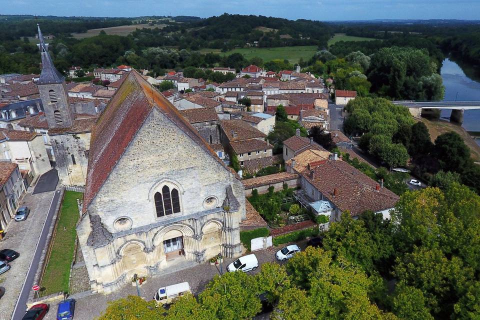 Eglise de Guitres vue de drone