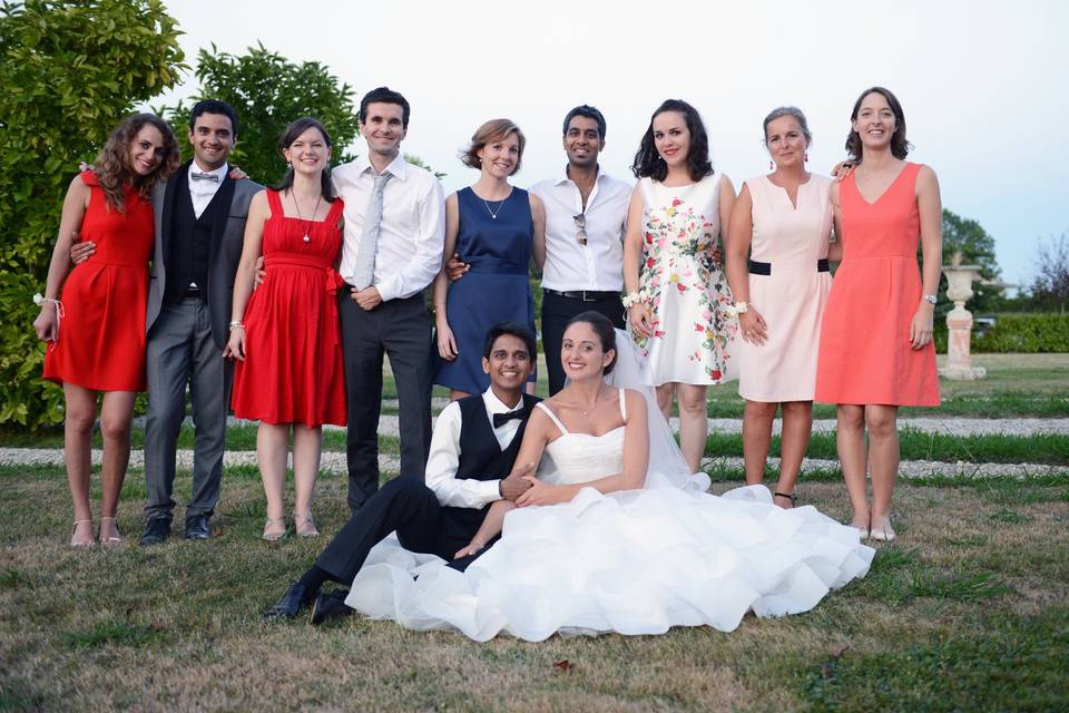Les mariés entourés
