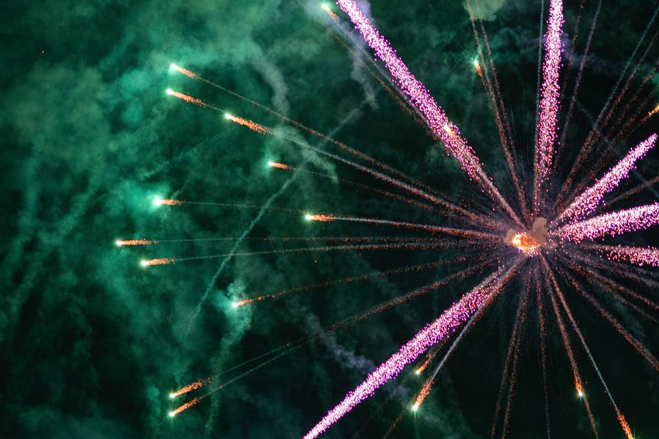 Feu d'artifice violet pointes