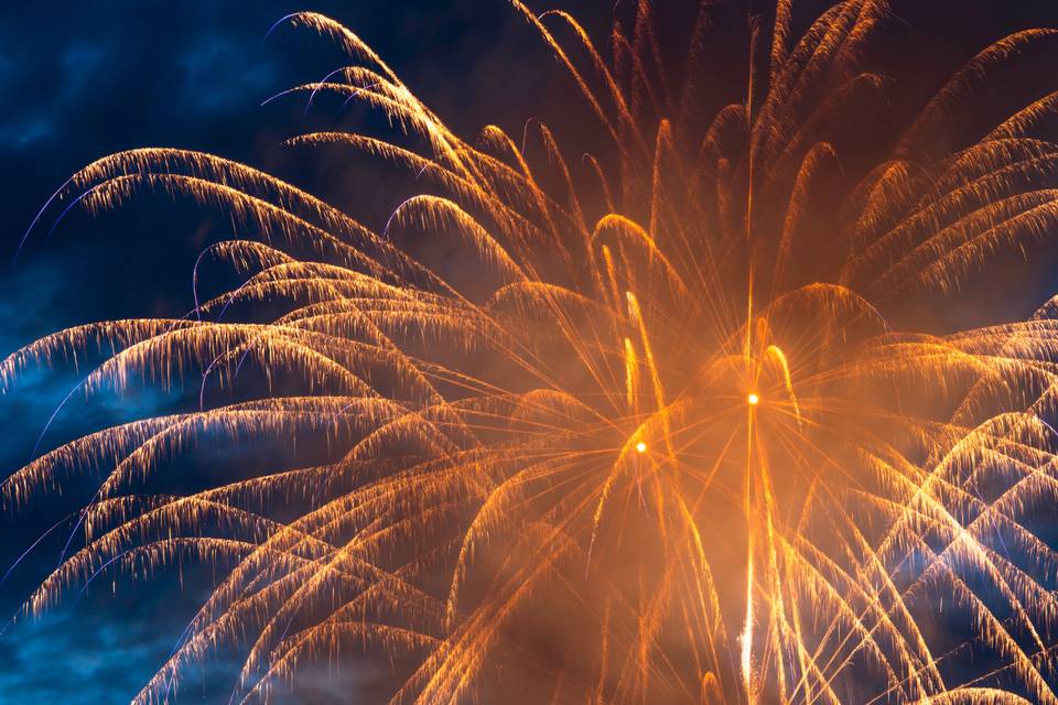 Feu d'artifice or scintillant