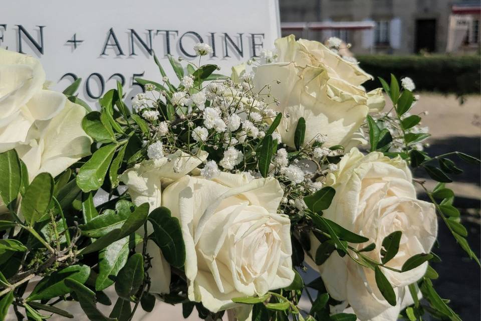 Un panneau de bienvenue fleuri