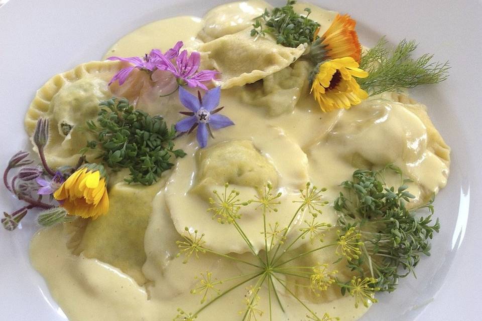 Plat avec fleurs alimentaire