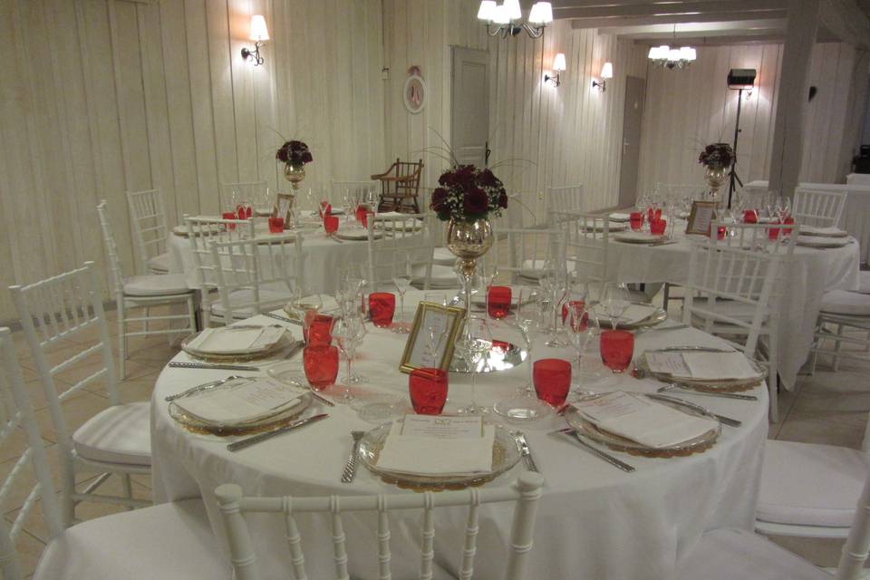 Table rouge et blanc