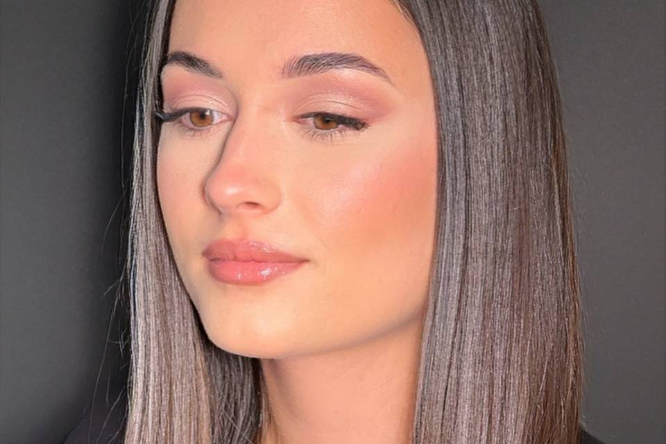 Maquillage soft glam de profil