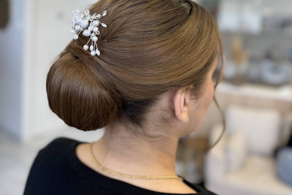Chignon sophistiqué de profil