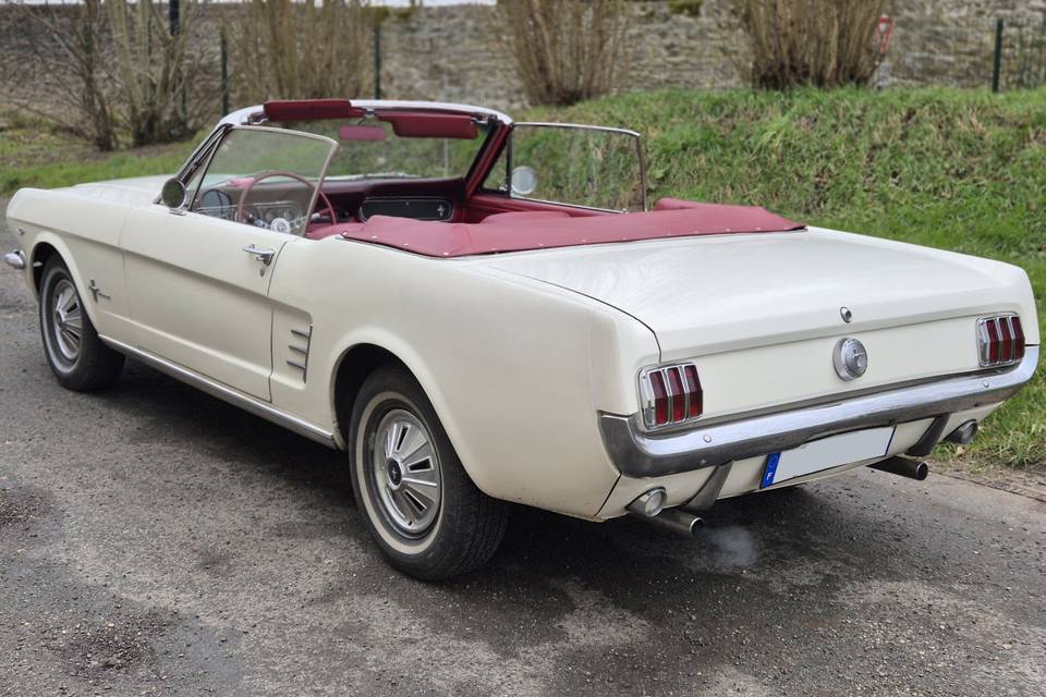 Mustang 1966 V8 blanche cab