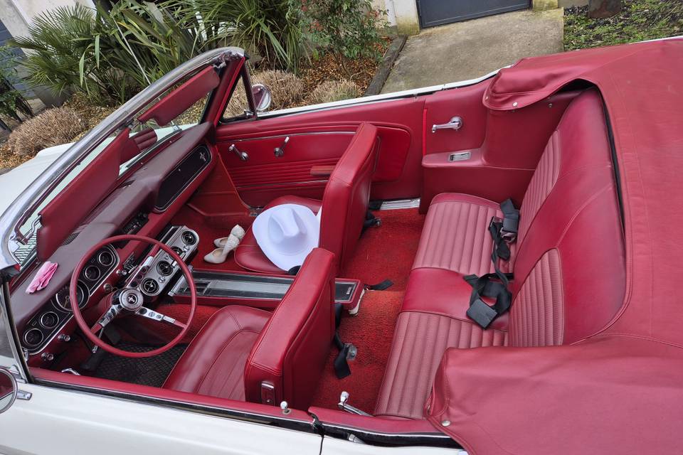 Mustang 1966 intérieur rouge