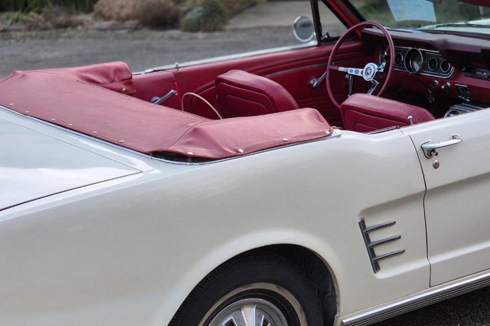 Mustang cab blanche et rouge