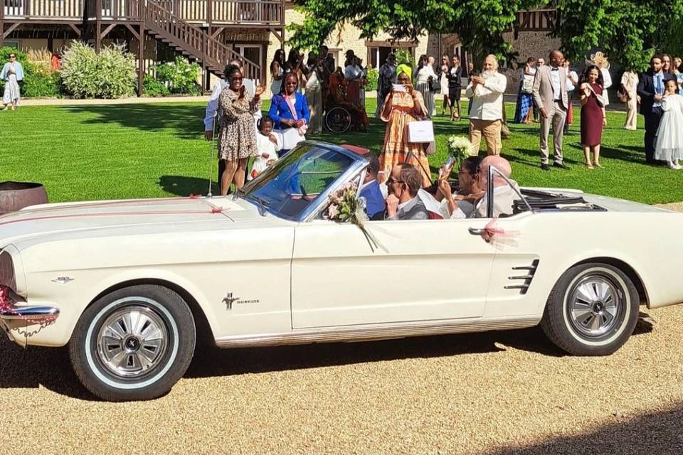 Arrivée mustang avec les marié