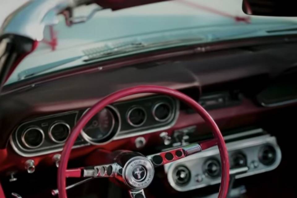 Volant rouge mustang décoratio