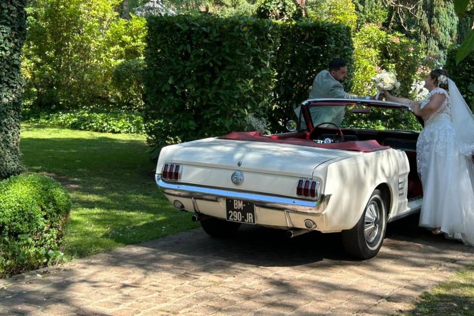 Mustang 1966 avec mariés