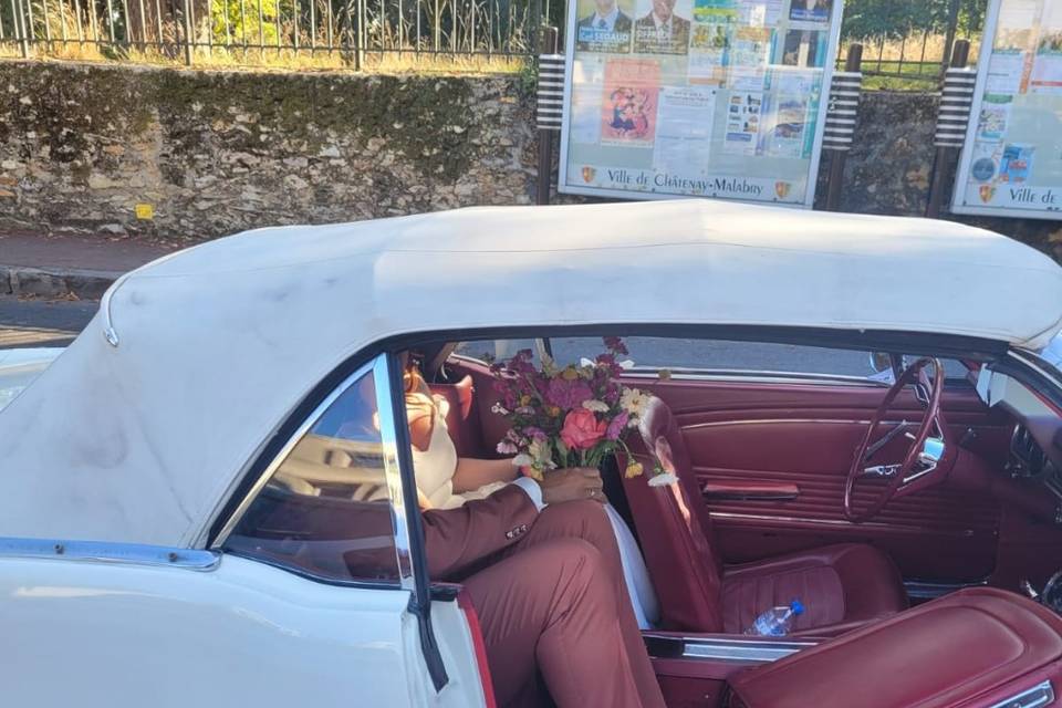 Mariés arrivée en Mustang pari