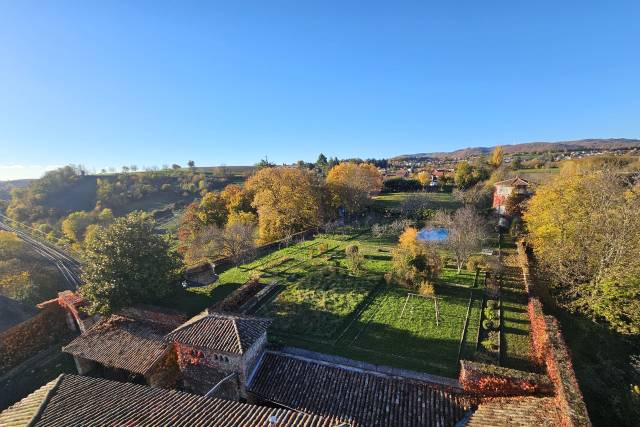 Vue d'une des tours du château