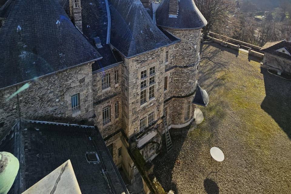 Vue d'une des tours du château