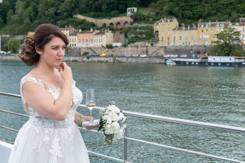 Une jolie mariée sur le bateau