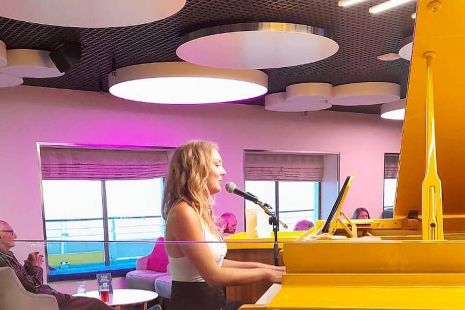 Piano bar