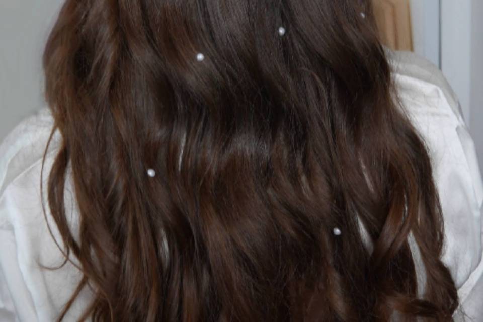 Coiffure wavy et perles