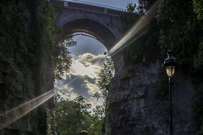 Couple au Buttes-Chaumont