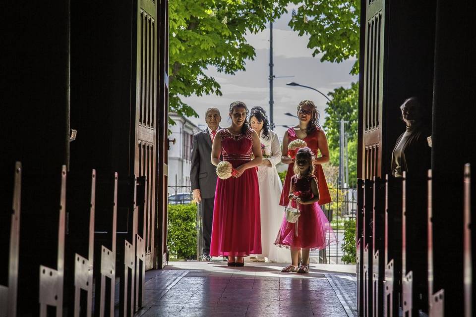 A la porte de l'église