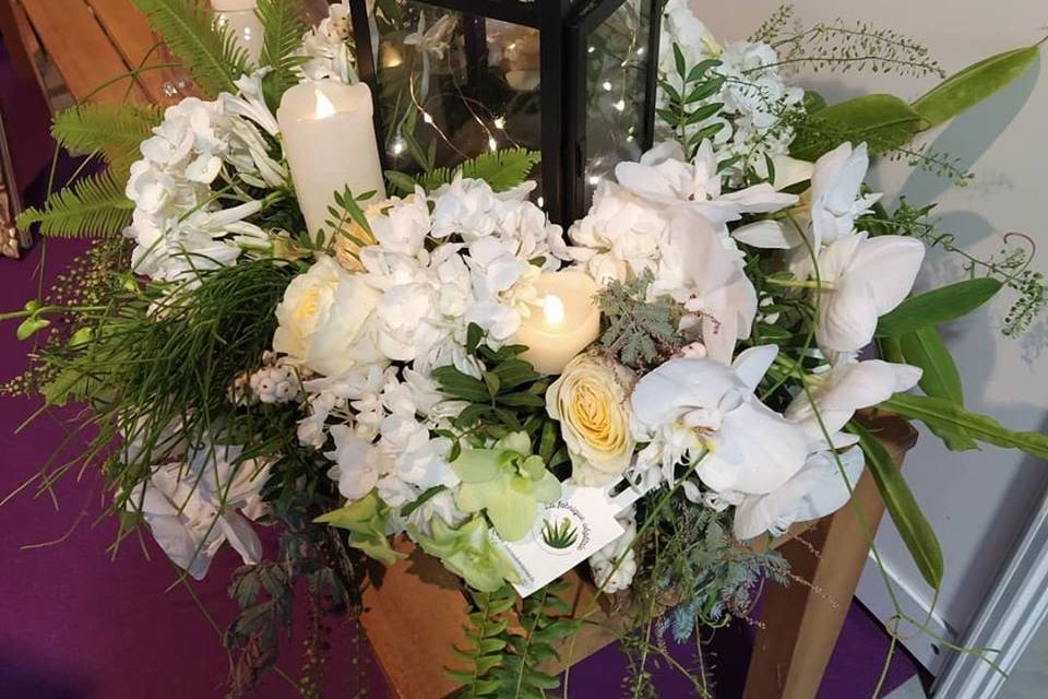 Lanterne et fleurs blanches