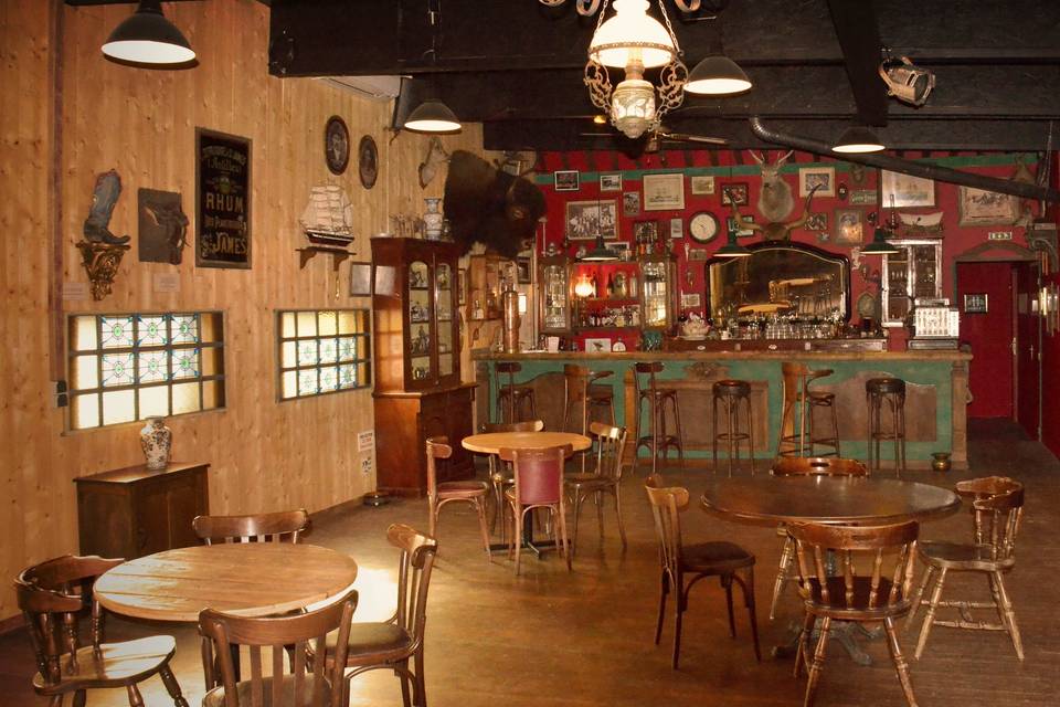 Le Saloon et son bar d'époque