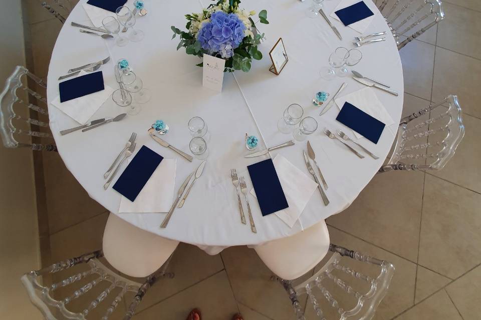 Table chic bleu et blanc
