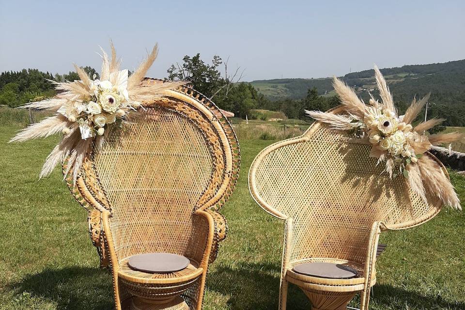 Fauteuils en rotin fleuris