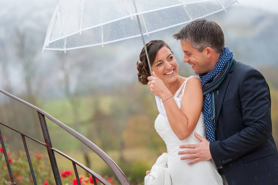 Photo de couple sous la pluie