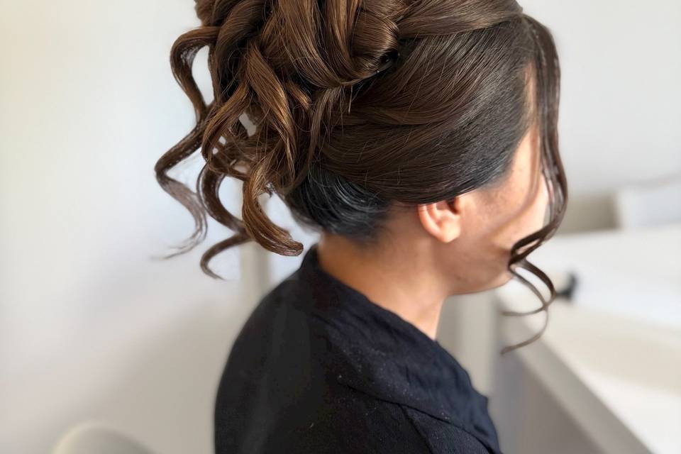 Chignon haut boucles