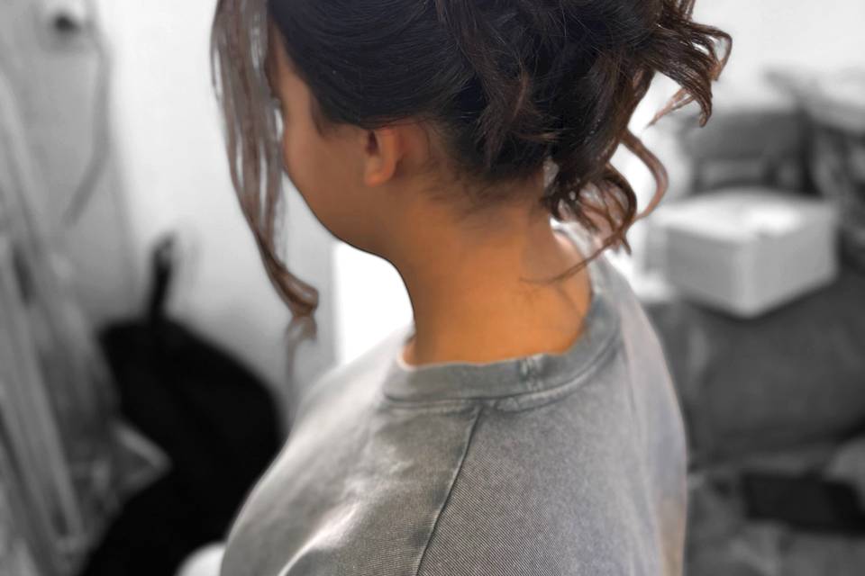 Chignon haut bouclés