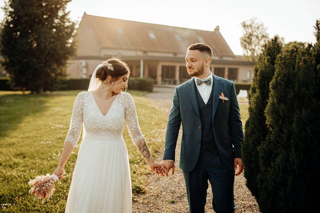 Mariés se donnant la main