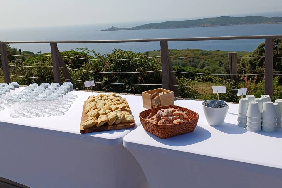 Buffet face à la mer