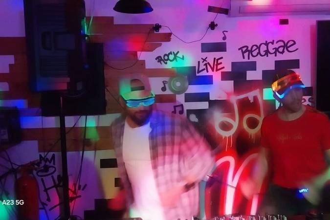Votre duo de DJ en danse