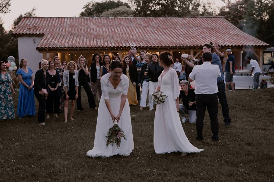 Lancer de bouquet des mariées