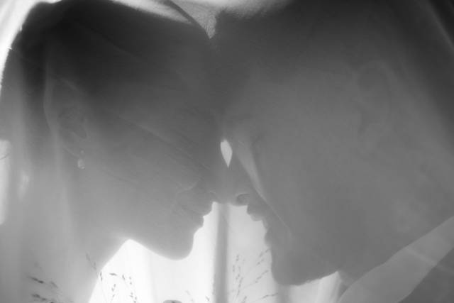 Sous le voile, contre-jour en noir et blanc